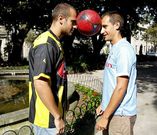 Natxo y Kiko conviven junto con su madre en las proximidades de la praza de Compostela.