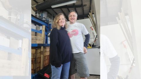 Eliza Southwood y su marido, Liam, en el lagar