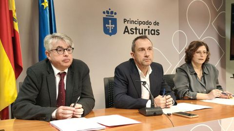 El director general de Ordenaci�n de Territorio, Ignacio Ruiz Latierro; el consejero de Ordenaci�n de Territorio, Urbanismo, Vivienda y Derechos Ciudadanos, Ovidio Zapico, y la directora general de Urbanismo, Laura L�pez.