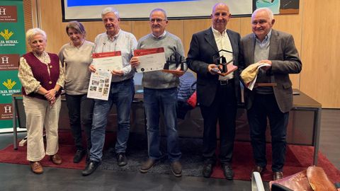 Carlos Fernndez Coto, segundo por la derecha, durante la entrega de premios