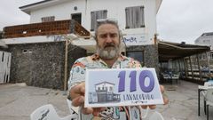 Niko S�nchez, con el azulejo del Bar Muramar de Meir�s