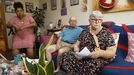 Selima Fofana, Manuel Alcalde y Ernestina Garc�a en su casa, en Ponteareas.