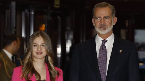 El rey Felipe VI y la princesa Leonor a su llegada a Oviedo para presidir el tradicional concierto de los Premios Princesa de Asturias