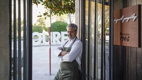 Miguel Gonz�lez, na porta do restaurante que acaba de lograr unha estrela Michelin no centro de Ourense