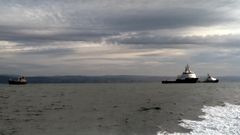 El Blue Star, remolcado por dos barcos