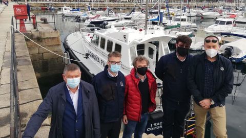 Los pr�cticos de A Coru�a con su nueva lancha. De izquierda a derecha, Jos� Francisco Mosquera, Juan Carlos Pedreira Casas,Jos� Gamallo Ponte, �Jimmy�,
Walter del R�o Corbeira y Emilio Gonz�lez Quintana