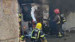 Incendio de un transformador elctrico en un edificio de Pontedeume