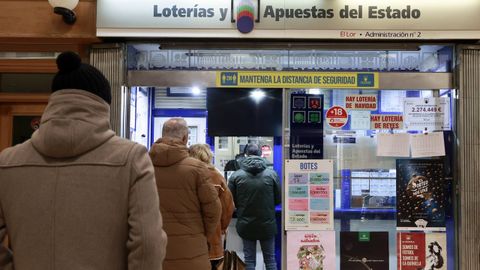 Imagen de archivo de colas en una administración de Lugo