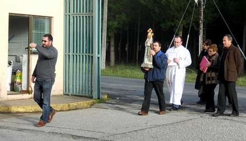 La imagen de la virgen en el momento de ser conducida a la prisi�n de Bonxe.