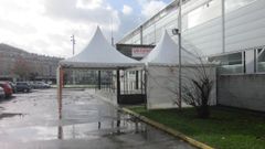 La carpa ha sido instalada en la parte trasera del centro de salud, en la entrada de Urgencias