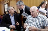 El alcalde charla con el socialista Jos� Tom� en el pleno de la moci�n de confianza del a�o pasado. 
