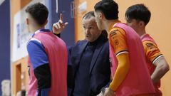 Juanma dialoga con Al�n, Raid y Nico, tres de los futbolistas que seguir�n a sus �rdenes, durante un partido en el Vista Alegre.