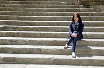 Susi ve�a una l�mina del Obradoiro en su taller orosino que le transportaba a Santiago. 