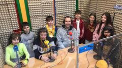 El alcalde de Caldas, Jacobo P�rez, este viernes, rodeado de alumnos del CEIP San Clemente, durante su entrevista en el programa de Radio Clementina
