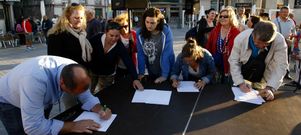 Los vecinos de Carril avalaron con sus firmas la recuperaci�n de la plataforma que hist�ricamente defendi� Cortegada. 