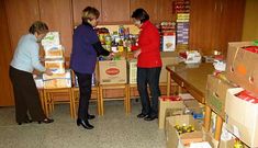 <span lang= es-es >Entrega.</span> La asociaci�n de amas de casa de Negreira mantiene abierta la recogida de alimentos hasta el domingo y pide a los vecinos que donen leche y alimentos perecederos.