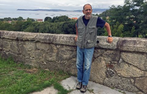 Javier Solana veranea desde hace ms de quince aos en un chal alquilado en Cela, una parroquia que eligi porque le ofrece todo lo que le gusta: montaa para caminar, playa para disfrutar al sol y baarse, gente amable y unas vacaciones tranquilas.