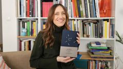 Ana Amado, en una imagen con su nuevo libro de fotograf�a, editado por La F�brica