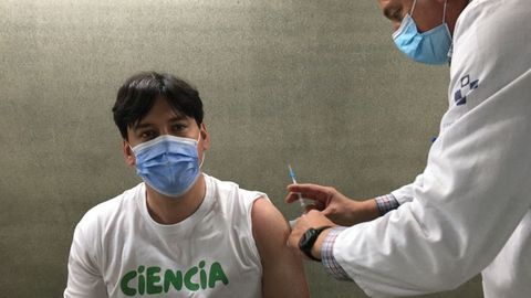 Borja S�nchez, consejero de Ciencia, Innovaci�n y Universidad, recibe la vacuna frente al covid-19