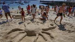Xuntanza de esculturas de arena en la playa de A Robeira, en Corrubedo