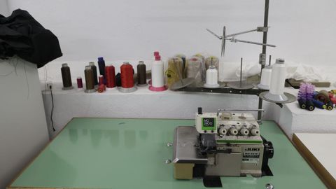 En el taller aprenden a coser en distintas m�quinas