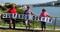 Leonor, en el centro, junto con otros vecinos de O Graxal.