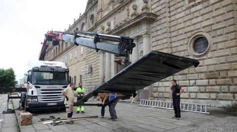 La colocaci�n de las puertas se prolong� durante horas. c.c.