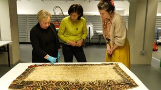 De&nbsp;izquierda a derecha: Julie Adams, comisaria de la muestra y conservadora interina de &Aacute;frica, Ocean&iacute;a y las Am&eacute;ricas del museo; Ana Isabel V&aacute;zquez Reboredo, directora gerente de la Fundaci&oacute;n Cidade da Cultura; y Laura Snowl, m&aacute;nager<br />de exposici&oacute;ns itinerantes.