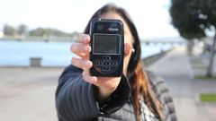 Eva Afonso muestra el dispositivo de alarma en el que recibe toda clase de interferencias telef�nicas