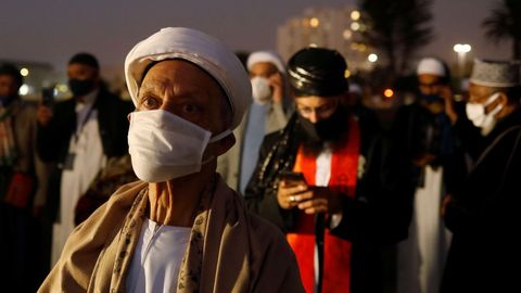 Musulmanes sudafricanos llevan mascarillas durante sus oraciones en el mes del Ramadn