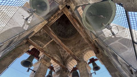 Catedral de Ourense. Torre de las campanas, cuyo toque -salvo el de difuntos- se controla en lnea desde Alemania.
