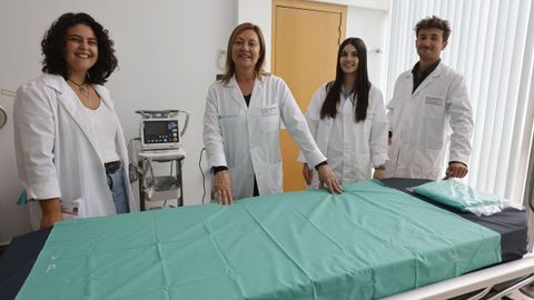 Coro Sánchez, jefa de servicio del centro de salud Virxe Peregrina, con la estudiante Natalia Agrelo, la enfermera Marina González y el residente Álvaro Alegre