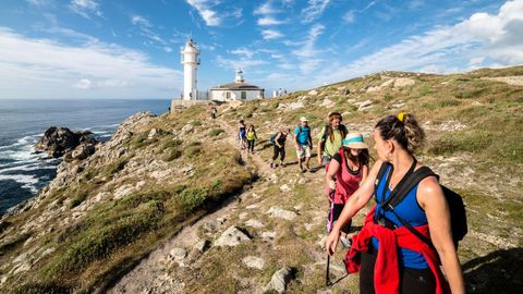 Senderistas nun tramo do Cami�o dos Faros