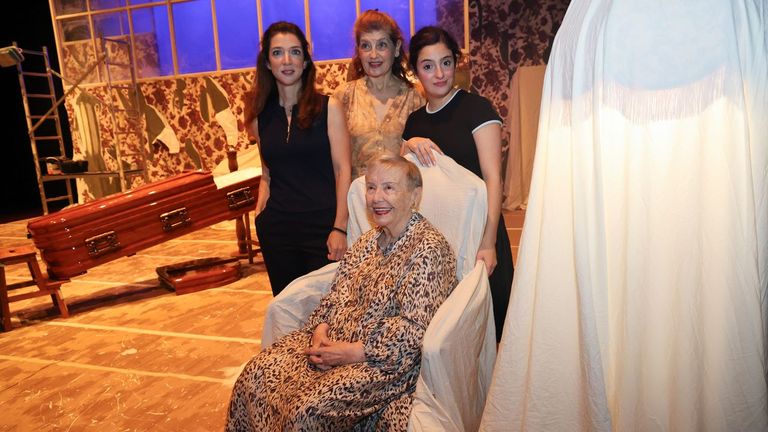 Mar&iacute;a Galiana con sus compa&ntilde;eras de reparto