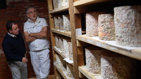 Los productores de la quesera asturiana Rey Silo, en Pravia (Asturias)