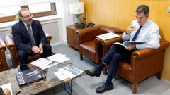 El alcalde de Malpica, Eduardo Parga Veiga, con el conselleiro de Educacin, Romn Rodrguez Gonzlez,