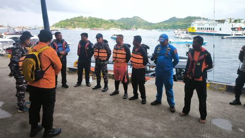 Equipos de emergencia indonesios participan en la b�squeda de los espa�oles desaparecidos