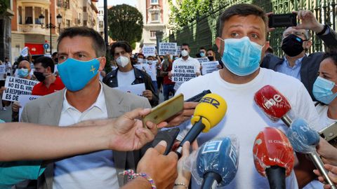 El presidente de la Asociaci�n de Bares de Copas de Oviedo (ABACO), Pepe Reina (d), acompa�ado de presidente de la patronal hostelera Otea, Jos� Luis �lvarez Almeida (i)