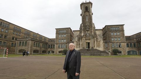 El rector del Seminario Menor de Santiago, Manuel Ferreiro, frente al imponente edificio