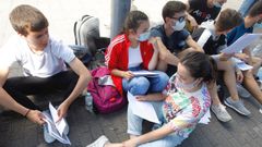 Una imagen cl�sica de selectividad: estudiando hasta el �ltimo minuto. En la foto, alumnos del curso pasado en Vilagarc�a