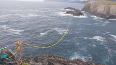 Las cuerdas van desde la punta Frouxeira (izquierda) hasta O Pozo da Punta, del otro lado, cerca del islote A Raosa