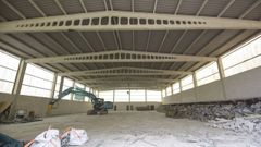 Trabajos de demolici�n del pabell�n de deportes de Monte Porreiro, en Pontevedra
