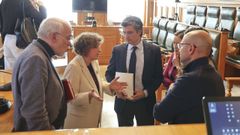 Goretti Sanmart�n conversa con los portavoces del resto de grupos al t�rmino del pleno. Minutos despu�s, el Concello anunci� que la cuesti�n de confianza ser� debatida este mismo jueves
