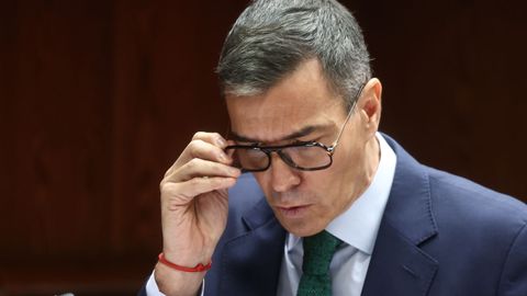 Pedro Sánchez, con gafas, durante la sesión de investigación en el Senado