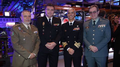 De izquierda a derecha, Magín Álvarez Arribas, coronel jefe del Estado Mayor del Cuartel General del Mando de Apoyo a la Maniobra; Pedro Jesús Pacheco Carrasco, jefe superior de Policía de Galicia; Vicente Rubio Bolívar, almirante jefe del Arsenal de Ferrol, y Miguel Ángel González Arias, general jefe de la Guardia Civil en Galicia