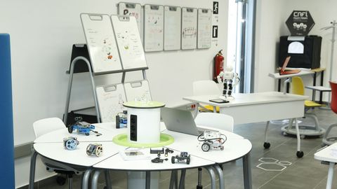 Enchufes, porttiles y robots. Con placas Arduino o ms sofisticadas, decenas de robots y ordenadores se repiten por toda el aula