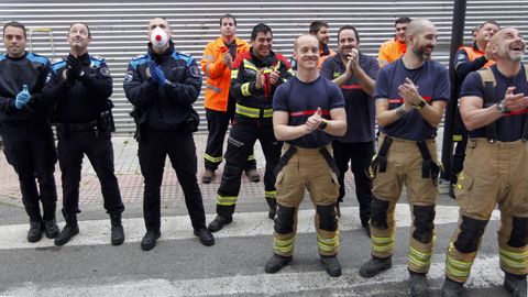 8 de abril, d�a 25 de confinamiento. Mientras los contagios ya remiten en toda Espa�a y el n�mero de hospitalizados en Galicia empieza a bajar, se suceden en la comunidad los gestos de �nimo y reconocimiento a los que sufren o est�n en primera l�nea. En la imagen, los usuarios de la residencia, los bomberos, Protecci�n Civil y la Polic�a Local de Vilagarc�a se dedican un aplauso mutuo.