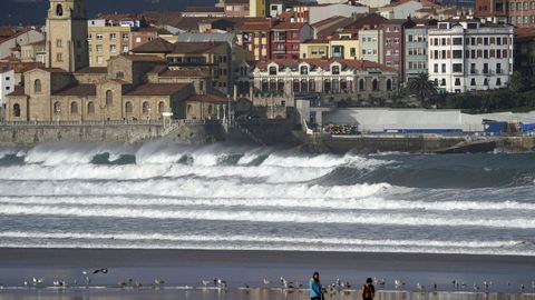 Oleaje en la playa de San Lorenzo, en Gijn