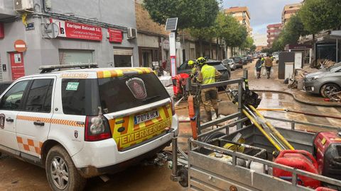 Integrantes del Servizo de Emerxencias de Vilagarca trabajando el pasado fin de semana en la zona ms golpeada por el desastre meteorolgicode Valencia