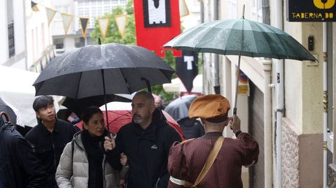 P�blico en la cuesta de Santo Domingo en las primeras horas de la 21 Feira Medieval de Monforte